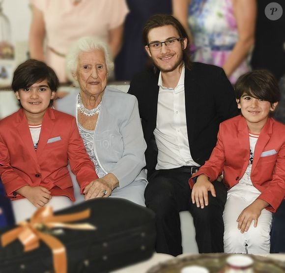 Céline Dion avec ses trois fils et sa maman. Photo : Facebook/Céline Dion