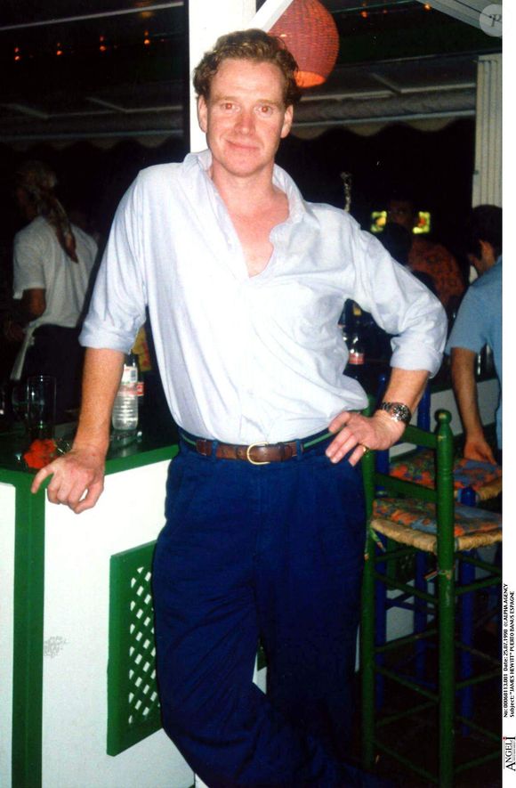 S'il a rejoint l’Opération SafeDrop grâce à son implication dans une campagne de financement via la plateforme JustGiving, il est aujourd'hui devenu chauffeur bénévole.

James Hewitt en 1998. ©BESTIMAGE