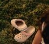 Des paires de chaussures peu esthétiques ou inadaptées à la chaleur envahissent à nouveau les trottoirs.