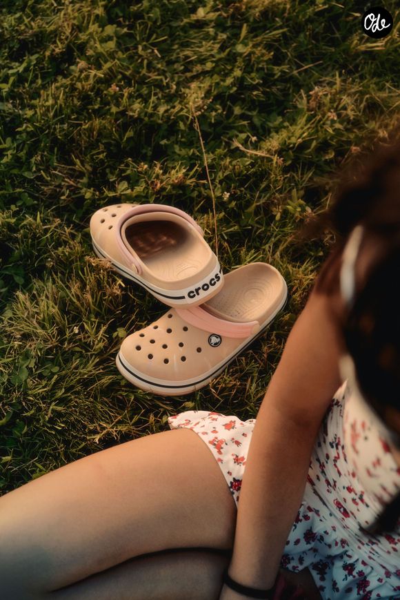Des paires de chaussures peu esthétiques ou inadaptées à la chaleur envahissent à nouveau les trottoirs.