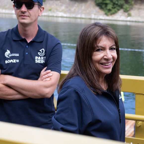 La baignade dans la Seine est officiellement autorisée depuis le 5 juillet 2025, une première depuis plus d’un siècle.

La Maire de Paris, Anne Hidalgo, visite les sites de baignades sur la Seine. Photo par Raphael Lafargue/ABACAPRESS.COM