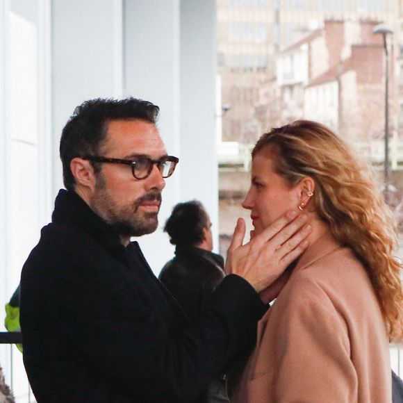 Et ce lundi 21 avril 2025, la réalisatrice a dévoilé une nouvelle photo de leur enfant.

Nicolas Bedos, avec sa compagne Pauline Desmonts sort du tribunal correctionnel de Paris où il était convoqué pour agression sexuelle en état d'ivresse sur une jeune femme de 25 ans ; le procès est reporté en septembre 2024.

© Christophe Clovis / Bestimage
