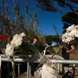 Depuis son retour de l’hôpital le 30 novembre, elle n’aurait plus reçu certaines visites du personnel ni de ses amis intimes, et ses habitudes quotidiennes comme la lecture de ses journaux ou la contemplation du feu de cheminée auraient été interrompues. 

Des gendarmes déposent des bouquets de fleurs devant la résidence de Brigitte Bardot, La Madrague le 28 décembre 2025.
La fondation Brigitte Bardot a annoncé son décès à 91 ans.

© Franz Chavaroche / Bestimage