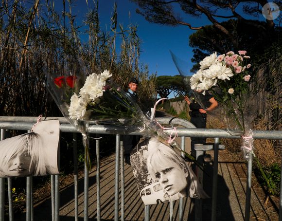 Depuis son retour de l’hôpital le 30 novembre, elle n’aurait plus reçu certaines visites du personnel ni de ses amis intimes, et ses habitudes quotidiennes comme la lecture de ses journaux ou la contemplation du feu de cheminée auraient été interrompues. 

Des gendarmes déposent des bouquets de fleurs devant la résidence de Brigitte Bardot, La Madrague le 28 décembre 2025.
La fondation Brigitte Bardot a annoncé son décès à 91 ans.

© Franz Chavaroche / Bestimage