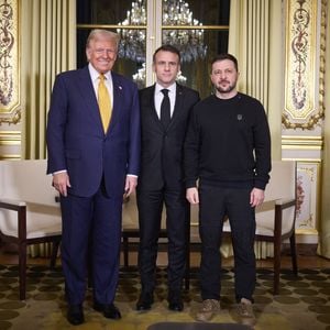 Le président ukrainien Volodymyr Zelensky avec Donald Trump et Emmanuel Macron au palais de l'Elysée à Paris pour la cérémonie de réouverture de la cathédrale Notre-Dame de Paris, France, le 7 décembre 2024. © Ukraine Presidency via Bestimage