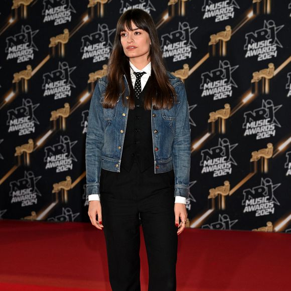 Clara Luciani au photocall de la 26ème édition des NRJ Music Awards à Cannes, le 1er novembre 2024. © Bebert-Guignebourg/Bestimage