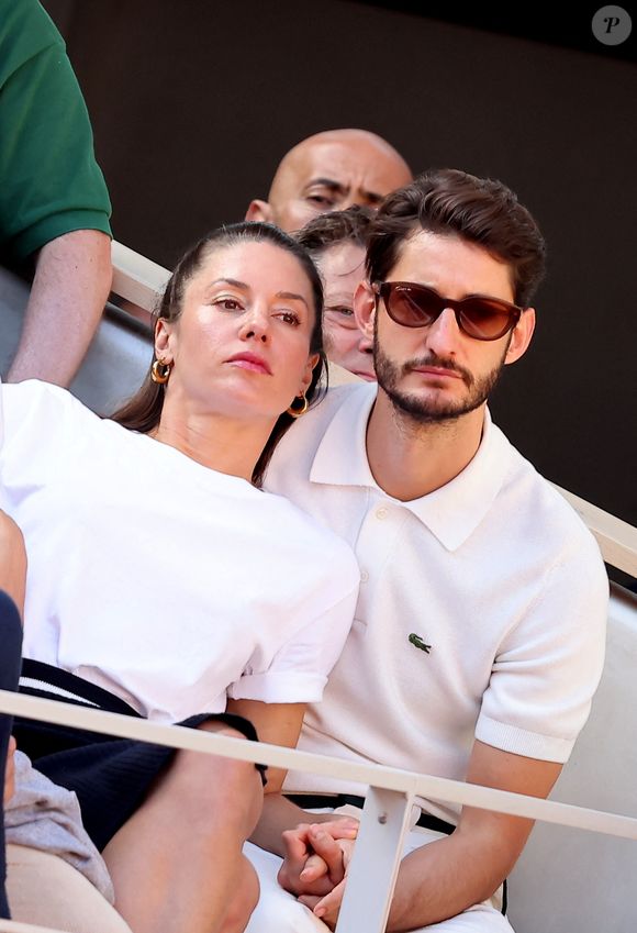 Pierre Niney et sa compagne Natasha Andrews - Célébrités dans les tribunes de la finale homme des Internationaux de France de tennis de Roland Garros 2024 à Paris le 9 juin 2024. © Jacovides-Moreau/Bestimage