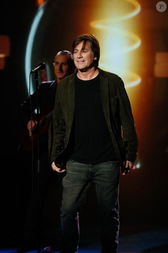 Résidant actuellement à Paris, Thomas Dutronc souhaite quitter la capitale française Exclusif - Thomas Dutronc - Surprises - Enregistrement de l'émission "La Boîte à Secrets N°20" dans les studios de la Cité du Cinéma à Saint-Denis, présentée par F.Bollaert et diffusée le 10 janvier sur France 3 © Christophe Clovis / Bestimage