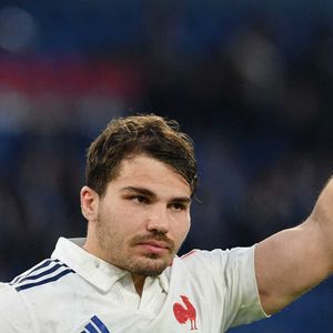 23 février 2025, Rome, Milan, Italie : Antoine Dupont de la France célèbre la victoire à la fin du match pendant le match des 6 Nations Italie contre France, stade Olimpic Rome, Italie, 23 février 2025 Mattia Vian pendant le match Italie contre France, match des 6 Nations de rugby à Rome, Italie, 23 février 2025 (Credit Image : © Mattia Vian/LiveMedia/IPA via ZUMA Press)