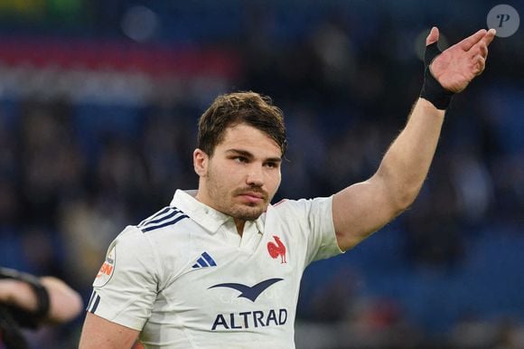 23 février 2025, Rome, Milan, Italie : Antoine Dupont de la France célèbre la victoire à la fin du match pendant le match des 6 Nations Italie contre France, stade Olimpic Rome, Italie, 23 février 2025 Mattia Vian pendant le match Italie contre France, match des 6 Nations de rugby à Rome, Italie, 23 février 2025 (Credit Image : © Mattia Vian/LiveMedia/IPA via ZUMA Press)