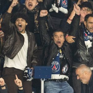 Kool Shen et son fils - Célébrités dans les tribunes du match de 8ème de finale aller de la Ligue Des Champions 2025-2026 (LDC) "PSG - Chelsea (5-2)" au Parc des Princes à Paris le 11 mars 2026. © Cyril Moreau/Bestimage
