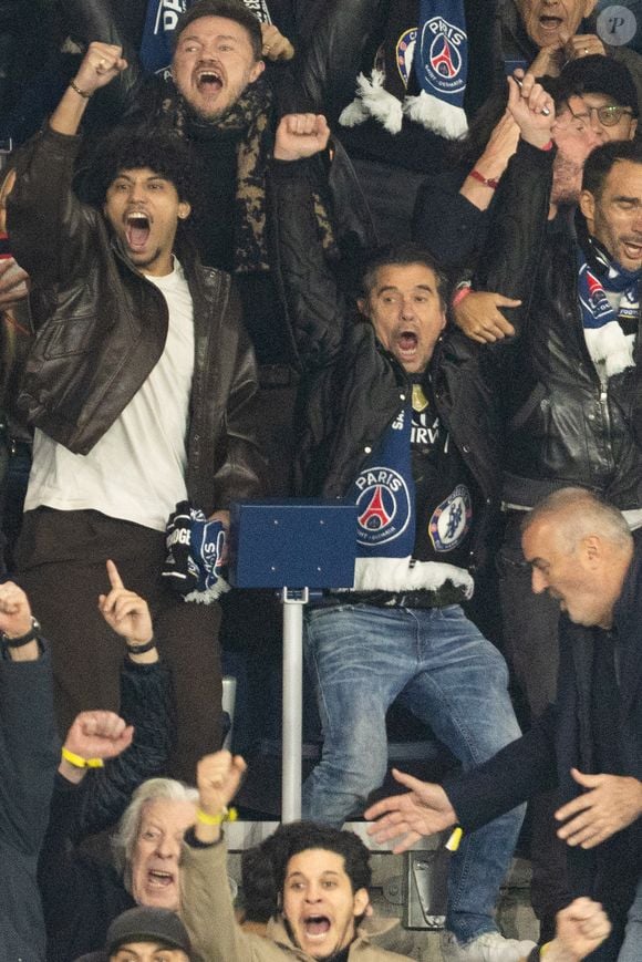 Kool Shen et son fils - Célébrités dans les tribunes du match de 8ème de finale aller de la Ligue Des Champions 2025-2026 (LDC) "PSG - Chelsea (5-2)" au Parc des Princes à Paris le 11 mars 2026. © Cyril Moreau/Bestimage