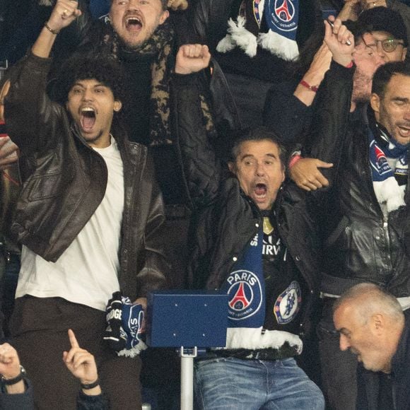 Kool Shen et son fils - Célébrités dans les tribunes du match de 8ème de finale aller de la Ligue Des Champions 2025-2026 (LDC) "PSG - Chelsea (5-2)" au Parc des Princes à Paris le 11 mars 2026. © Cyril Moreau/Bestimage
