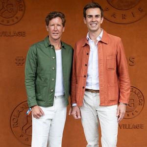 Le couple pose sur une planche de paddle, sur une eau turquoise.

Jean de Raynal and Jean-Baptiste Marteau au village lors des Internationaux de France de Tennis de Roland Garros 2026. Paris, le 2 juin 2026. © Jacovides-Moreau / Bestimage