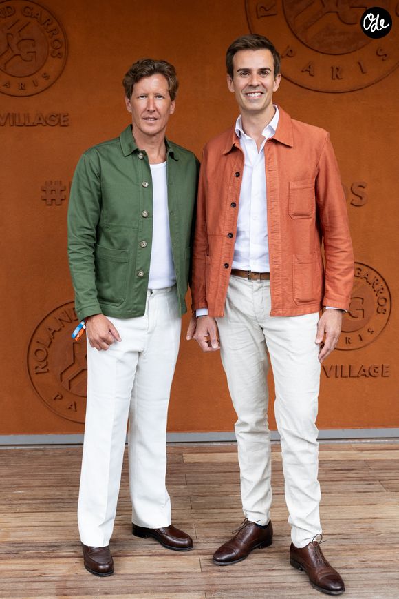 Le couple pose sur une planche de paddle, sur une eau turquoise.

Jean de Raynal and Jean-Baptiste Marteau au village lors des Internationaux de France de Tennis de Roland Garros 2026. Paris, le 2 juin 2026. © Jacovides-Moreau / Bestimage