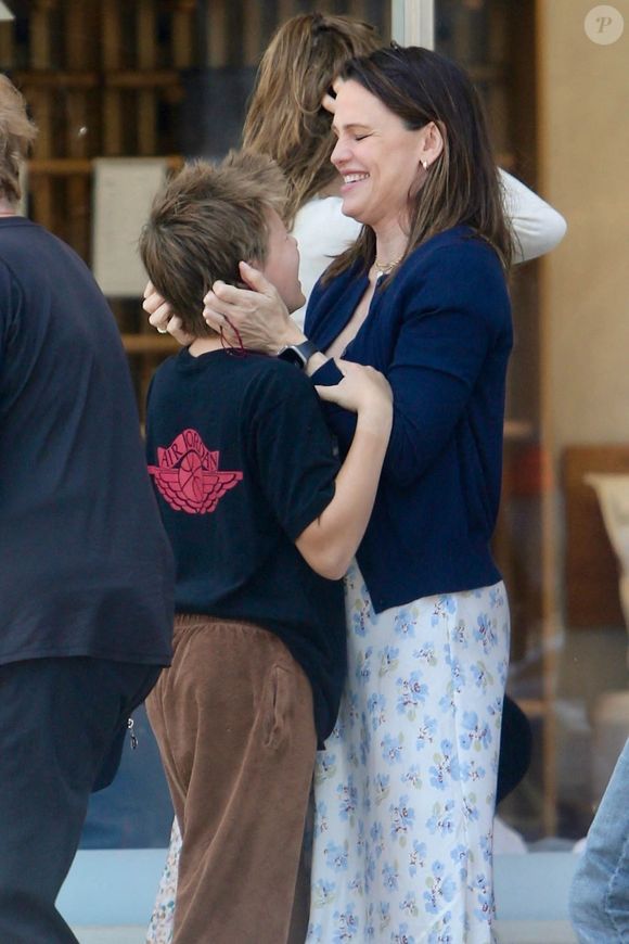 Jennifer Garner avec ses enfants Fin, Violette et Samuel dans la file d'attente du cinéma Aero à Los Angeles. Ils seront rejoins plus tard par Ben Affleck, Jennifer Lopez et sa fille Emme. Los Angeles, le 19 mai 2024.