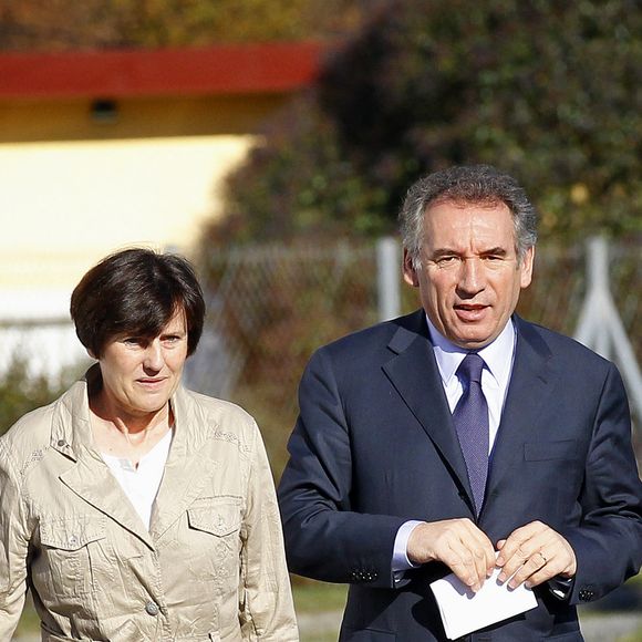 Élisabeth Perlant, aujourd’hui Élisabeth Bayrou, est la femme qui partage la vie de François Bayrou depuis plus de cinquante ans...


Le président du parti centriste français Modem et candidat à l'élection présidentielle française de 2012 François Bayrou et son épouse Elisabeth (alias Babeth) sont photographiés lors de sa première réunion publique sur sa campagne à l'élection présidentielle lors d'un brunch du parti Modem à Pau, dans le sud-ouest de la France. Photo by Patrick Bernard/ABACAPRESS.COM