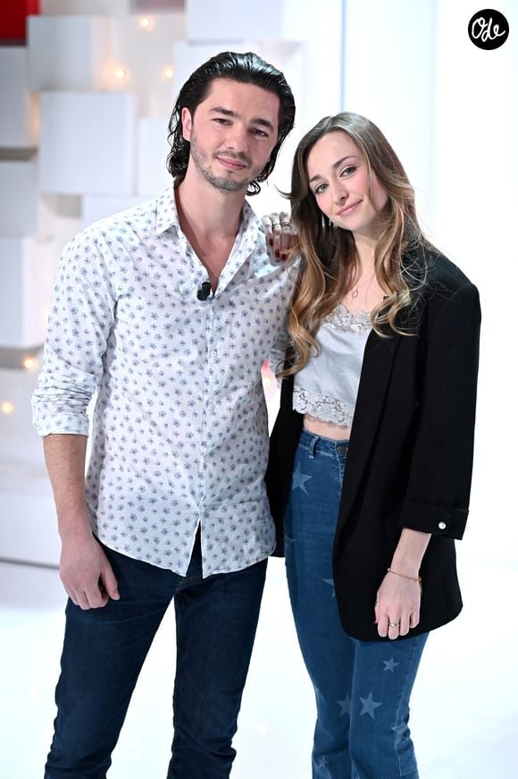 Sam Lellouche et Emma Smet enregistre l'émission "Vivement dimanche prochain" au studio Gabriel, présentée par Michel Drucker le 2 mars 2022. 

© Guillaume Gaffiot / Bestimage