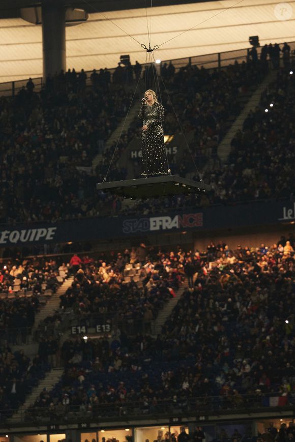 La chanteuse Louane (Louane Emera), représentante de la France au concours de l'Eurovision, interpréte pour la première fois son titre Maman, en hommage à sa mère décédée lorsqu'elle avait 17 ans, devant les 80 000 spectateurs, suspendue sur une plateforme, plusieurs mètres au-dessus de la pelouse et des musiciens, du Stade de France à la mi-temps du match du Tournoi des Six Nations opposant la France à l'Écosse, à Saint-Denis, Seine Saint-Denis, France, le 15 mars 2025. © Cyril Moreau/Bestimage