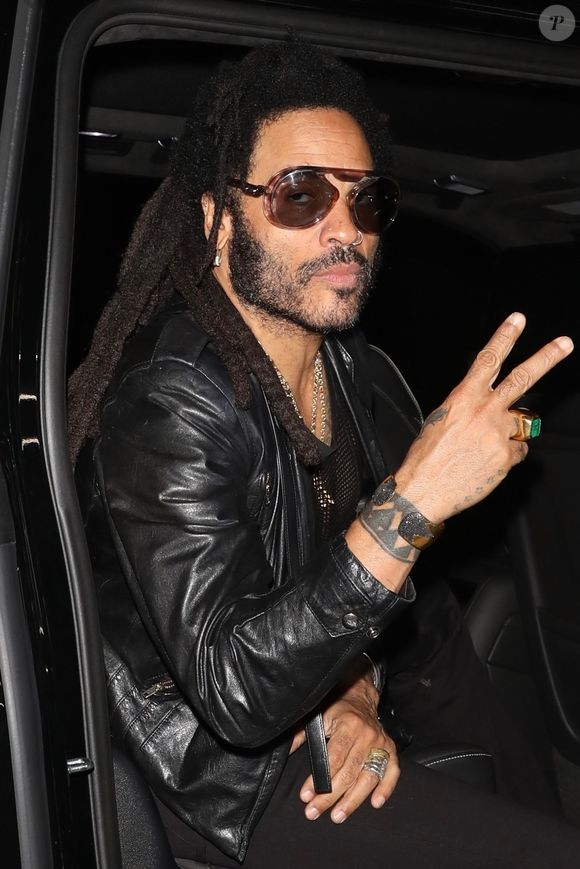 New York, NY  Le chanteur et musicien américain Lenny Kravitz a été aperçu quittant le Studio 54 à New York, faisant un signe de paix et d'amour après avoir assisté à l'événement Valentino Beauty.

Backgrid USA / Bestimage