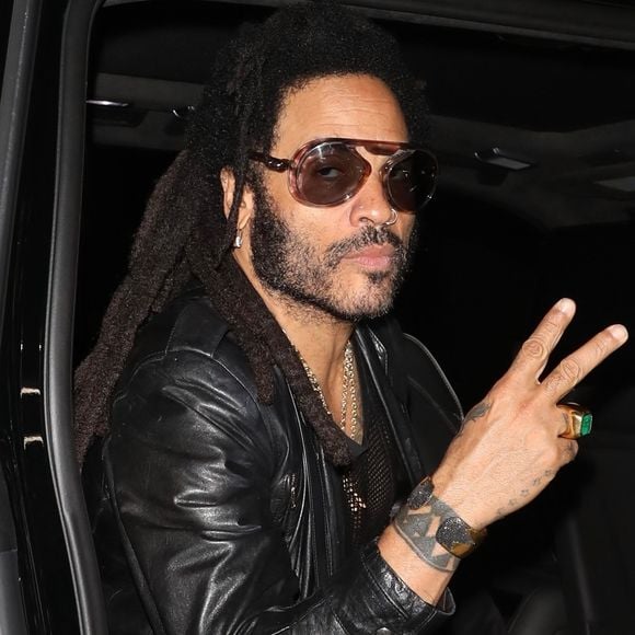 New York, NY  Le chanteur et musicien américain Lenny Kravitz a été aperçu quittant le Studio 54 à New York, faisant un signe de paix et d'amour après avoir assisté à l'événement Valentino Beauty.

Backgrid USA / Bestimage