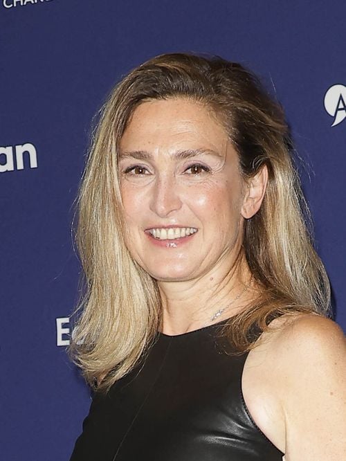 Un duo en harmonie : Julie et Gayet et François Hollande posent ensemble pour l'ouverture du Festival d'Angoulême