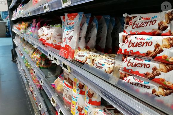 Illustration des produits Kinder dans un supermarché à Paris. Le géant de la confiserie, Ferrero, père de Kinder, de Nutella ou encore de Mon Chéri rappelle, en effet, en France certains lots de produits chocolatés Kinder fabriqués en Belgique en raison d'une suspicion d'infection à la "salmonella typhimurium". A deux semaines seulement de Pâques et de la traditionnelle chasse aux œufs.
© Federico Pestellini / Panoramic / Bestimage