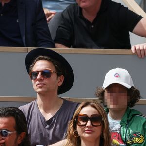 Mélanie Thierry et son compagnon le chanteur Raphael et leurs enfants Roman et Aliocha Haroche en tribunes lors des Internationaux de France de tennis de Roland Garros à Paris, France, le 26 mai 2022.