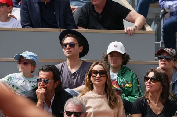 Mélanie Thierry et son compagnon le chanteur Raphael et leurs enfants Roman et Aliocha Haroche en tribunes lors des Internationaux de France de tennis de Roland Garros à Paris, France, le 26 mai 2022.