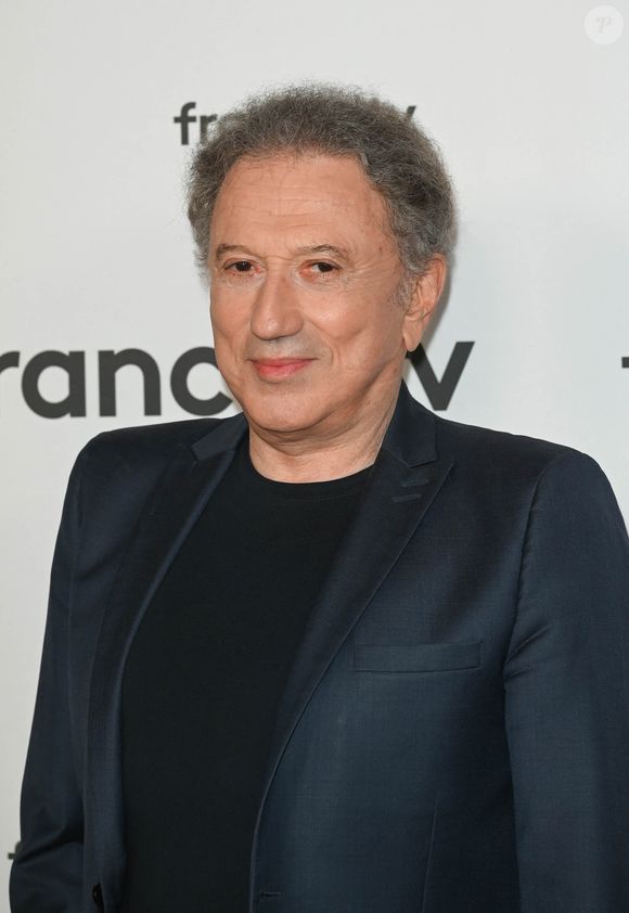 Michel Drucker au photocall pour la conférence de presse de rentrée de France TV à la Grande Halle de la Villette à Paris, France, le 6 juillet 2022. © Coadic Guirec/Bestimage