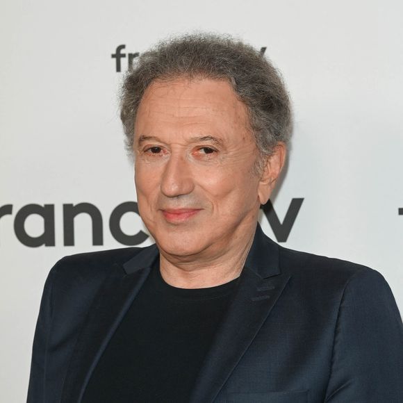 Michel Drucker au photocall pour la conférence de presse de rentrée de France TV à la Grande Halle de la Villette à Paris, France, le 6 juillet 2022. © Coadic Guirec/Bestimage