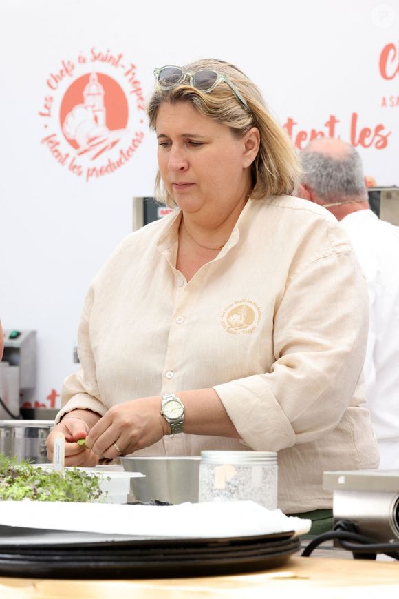 Les entrées (ceviche, sashimi truffé, huîtres de compétition) oscillent autour de 20 euros, tandis que les plats d'exception (comme le mythique turbot rôti au beurre d'algues ou le poulpe doré à la harissa) grimpent vite entre 40 euros et 70 euros.

Les Chefs à Saint-Tropez fêtent les producteurs - Démonstration culinaire avec La Cheffe Stéphanie Le Quellec - La Scène - Paris et Les Candidats Quentin Maufrais et Jorick Dorignac - TopChef 2024, le 6 mai 2024, place des Lices à Saint-Tropez.

Photo : Stéphanie Le Quellec - La Scène - Paris © Jean-Marc Lhomer/Bestimage
