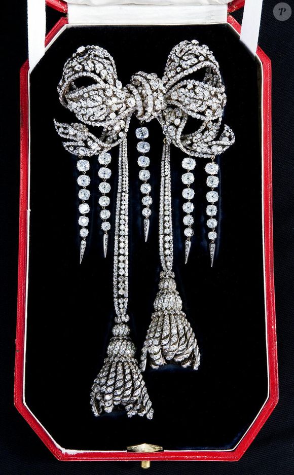 Grand noeud de corsage de l'impératrice Eugénie - Illustrations des bijoux volés au musée du Louvre lors d'un cambriolage le 19 octobre 2025.
© Musée du Louvre via Bestimage