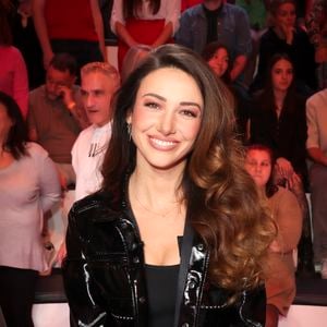 Exclusif - Delphine Wespiser, sur le plateau de  TBT9 présenté par C.Hanouna, et diffusé en direct sur W9, Paris, France, le 09 mars 2026. © Jack Tribeca / Bestimage