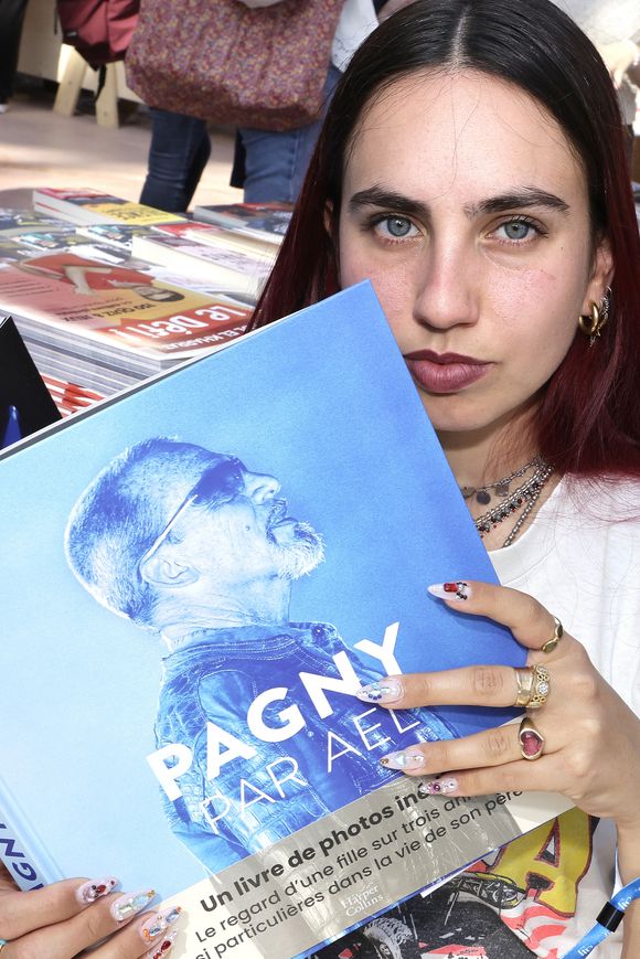 Photographe de métier, elle semble avoir trouvé dans cette destination une source d’inspiration visuelle.

Aël Pagny  ( fille de Florent Pagny ) - Festival du Livre de Paris 2025 au Grand Palais à Paris le 11 avril 2025. © Cédric Perrin / Bestimage