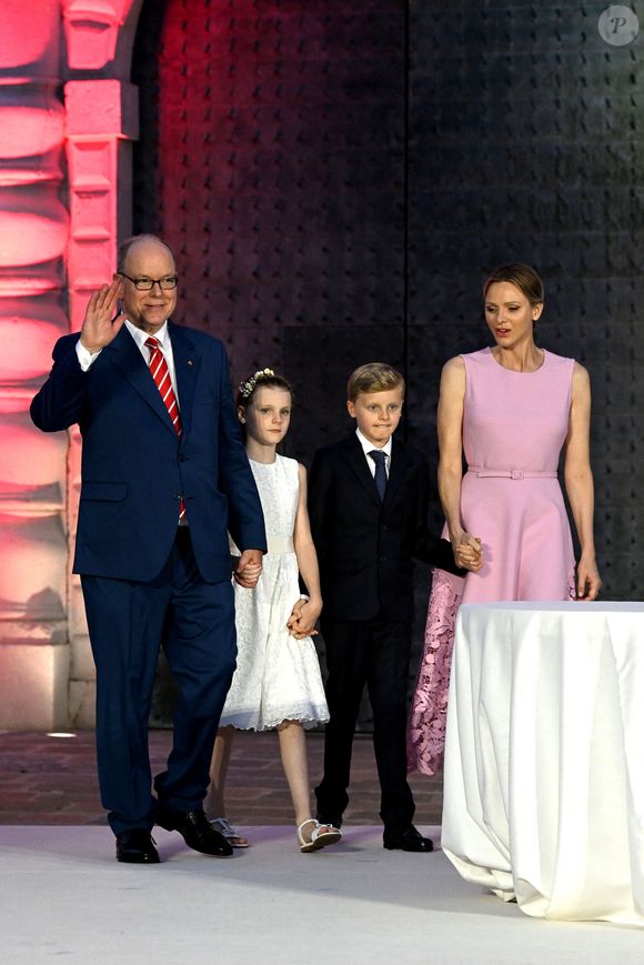 Le prince Albert II de Monaco, la princesse Charlene et leurs enfants, le prince héréditaire Jacques et la princesse Gabriella - Célébration des 20 ans de règne du prince souverain Albert II de Monaco sur la place du Palais à Monaco, le 19 juillet 2025. © Bruno Bebert/Bestimage