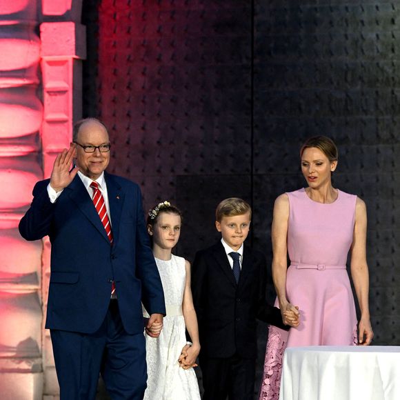 Le prince Albert II de Monaco, la princesse Charlene et leurs enfants, le prince héréditaire Jacques et la princesse Gabriella - Célébration des 20 ans de règne du prince souverain Albert II de Monaco sur la place du Palais à Monaco, le 19 juillet 2025. © Bruno Bebert/Bestimage