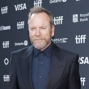 Au détour d’une conversation sur l’un de ses titres, le père de Sarah Jude, née en 1988 de sa relation avec son ex-compagne Camelia Kath, a pu se confier.

12 septembre 2024, Toronto, On, CANADA : L'acteur Kiefer Sutherland pose pour des photos sur le tapis rouge pour le film ''Takin' Care of Business'' pendant le Festival international du film de Toronto à Toronto le jeudi 12 septembre 2024. (Credit Image : Â© Nathan Denette/The Canadian Press via ZUMA Press)