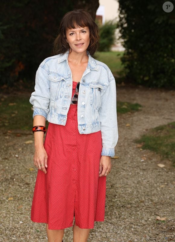 "On repère des pièces de qualité, mais accessibles, pour les faire venir en milieu rural. On écrit aussi des sketchs qui sont joués entre deux pièces au milieu du public."

Armelle Deutsch - Photocall du film "Dans L'Ombre de Marlow" lors de la 17ème édition du Festival du Film Francophone de Angoulême (FFA). Le 28 août 2024 © Coadic Guirec / Bestimage