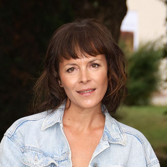 "On repère des pièces de qualité, mais accessibles, pour les faire venir en milieu rural. On écrit aussi des sketchs qui sont joués entre deux pièces au milieu du public."

Armelle Deutsch - Photocall du film "Dans L'Ombre de Marlow" lors de la 17ème édition du Festival du Film Francophone de Angoulême (FFA). Le 28 août 2024 © Coadic Guirec / Bestimage
