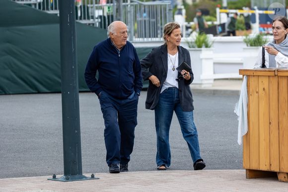 BGUK_2975553 - a coruna, espagne - L'homme d'affaires milliardaire espagnol Amancio Ortega profite d'une journée en famille pour regarder les chevaux sauter au centre équestre Casas Novas avec sa fille Marta Ortega et son partenaire Carlos Torretta à A Coruña, Espagne.



Sur la photo : Amancio Ortega