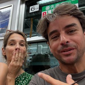 Marié depuis plus de vingt ans à la journaliste économique Claire Fournier, Julian Bugier cultive avec son épouse une discrétion qui leur permet de préserver leur équilibre...

Julian Bugier partage ses vacances sur Instagram en compagnie de sa conjointe Claire Fournier.