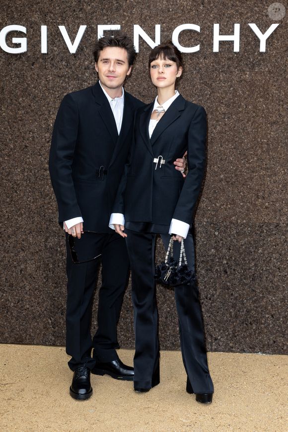 Brooklyn Beckham et sa femme Nicola Peltz au photocall du défilé Givenchy Collection Femme Prêt-à-porter Printemps/Eté 2023 lors de la Fashion Week de Paris (PFW), France, le 2 octobre 2022. © Olivier Borde/Bestimage