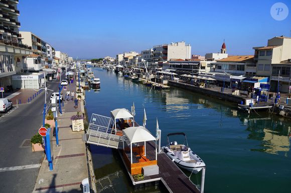 "Quand Ici tout commence a été bien installée, j'ai arrêté les allers-retours, pour m'installer avec femme et enfant du côté de Palavas-les-Flots."

Palavas les Flots (34) : Vue en hauteur des quais du Lez, rive droite et rive gauche, en centre-ville, depuis les nacelles du Transcanal, le plus petit télépherique du monde avec ses 83 mètres de long - Photo by Corre S/ANDBZ/ABACAPRESS.COM