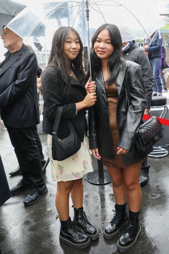 Exclusif - No Web - Jade et Joy Hallyday -- Inauguration de l'esplanade "Johnny Hallyday" et de la statue "Quelque chose de ..." de l'artiste Bertrand Lavier sur le parvis de la salle de concert AccorHotels Arena Paris Bercy à Paris. Le 14 septembre 2021
© Borde-Jacovides-Moreau / Bestimage