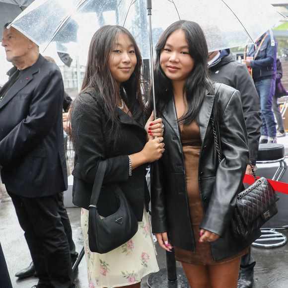 Exclusif - No Web - Jade et Joy Hallyday -- Inauguration de l'esplanade "Johnny Hallyday" et de la statue "Quelque chose de ..." de l'artiste Bertrand Lavier sur le parvis de la salle de concert AccorHotels Arena Paris Bercy à Paris. Le 14 septembre 2021
© Borde-Jacovides-Moreau / Bestimage