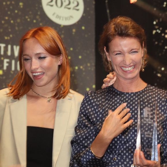 Alexandra Lamy et Chloé Jouannet lors de la cérémonie de clôture de la 24ème édition du Festival de la Fiction TV de La Rochelle, France, le 17 septembre 2022 / PATRICK BERNARD / BESTIMAGE
`