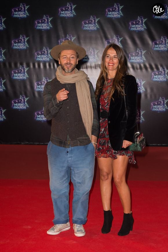 Christophe Maé et son épouse sont des parents désormais prévoyants, eux qui ont habité une chambre de bonne à Paris au commencement.  

Christophe Maé et son épouse à leur arrivée à la 18e cérémonie des NRJ Music Awards, qui s'est tenue au Palais des Festivals de Cannes, en France, le 12 novembre 2016. Photo : Nicolas Genin/Abaca