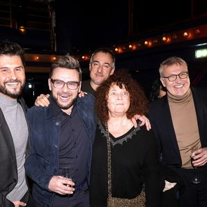 Jeanfi Janssens, Christophe Beaugrand avec son mari, Valerie Mairesse, Laurent Ruquier, Sylvie Tellier et Sebastien Thoen à la 150 ème du spectacle "Tombé du ciel" de Jeanfi Janssens à la Comédie des Champs Elysées à Paris le 13 février 2025. Spectacle suivi d'une réception Restaurant Manko.

© Cédric Perrin / Bestimage
