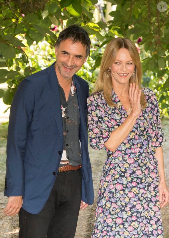 C'est en 2017 lors du Festival du film de Locarno que les tourtereaux ont officialisé leur belle romance.

Samuel Benchetrit, Vanessa Paradis du film Cette musique ne joue pour personne - No Web - Personnalités lors de la 14ème édition du Festival du Film Francophone d'Angoulême © Christophe Aubert via Bestimage